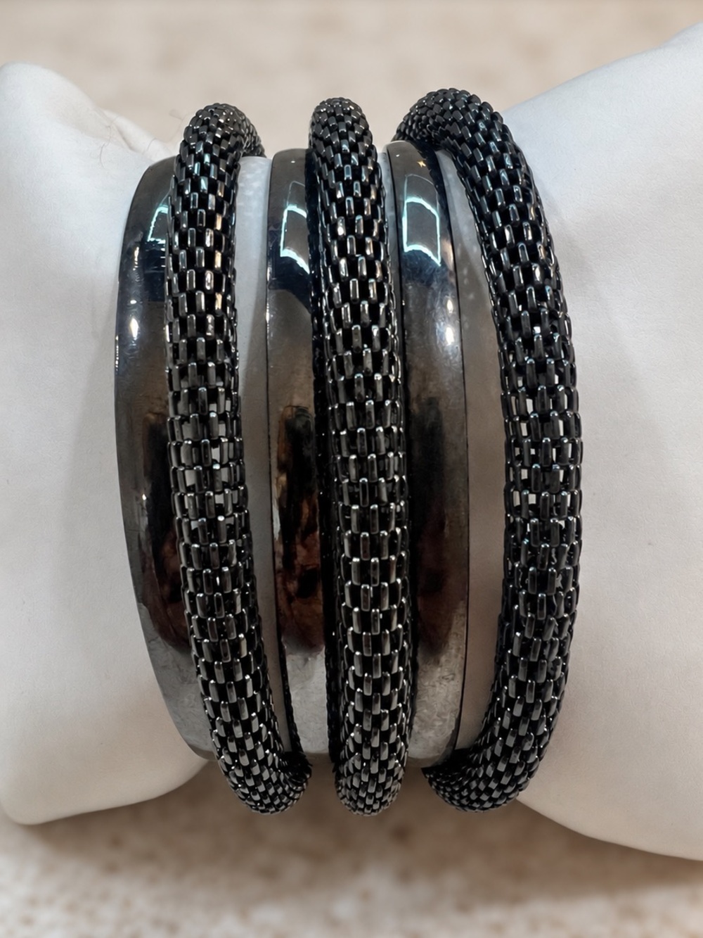 Gunmetal Mesh & Smooth Stacking Bangle Bracelets – Set of 6